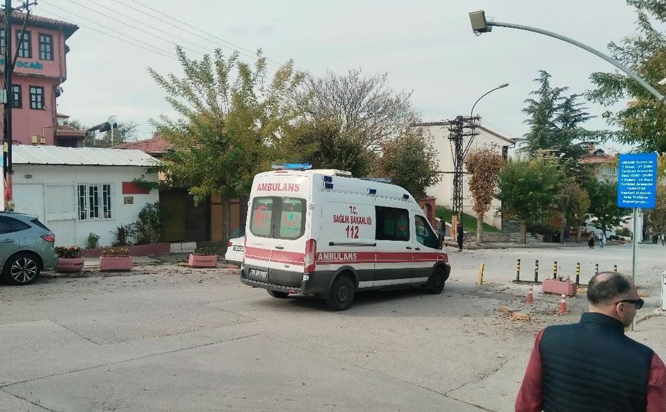 Odunpazarı’nda ambulansa demir duba engeli