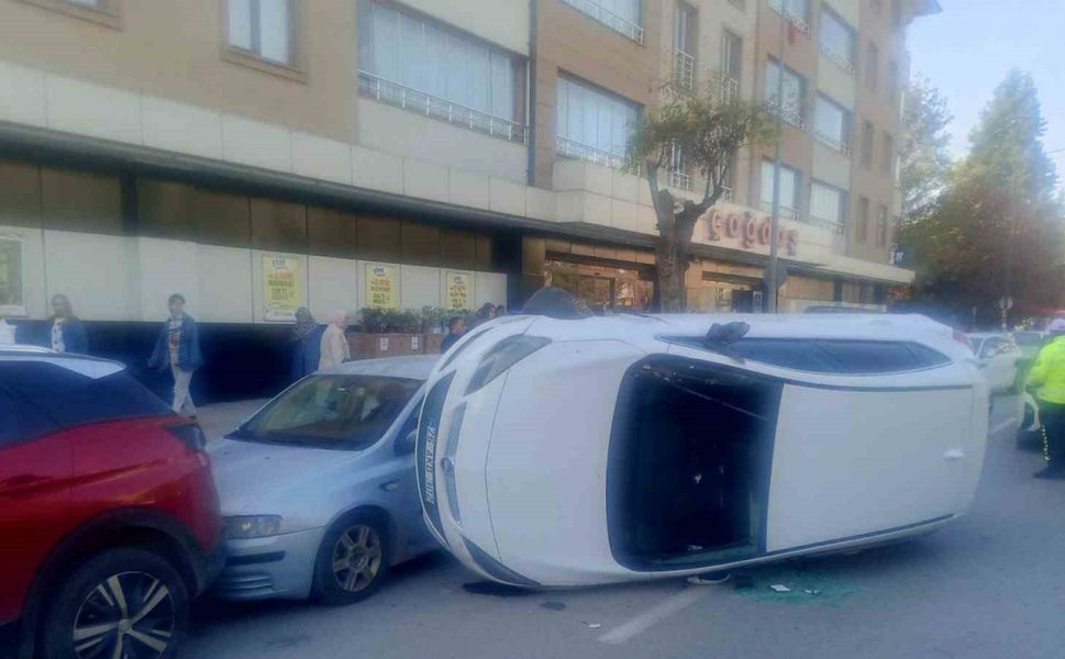Park halindeki araçlara çarpan otomobil yan yattı: 1 yaralı