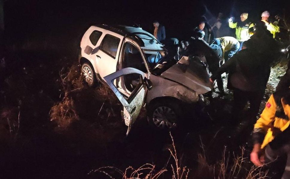 Kamyonla çarpışıp şarampole devrilen otomobil sürücüsü hayatını kaybetti