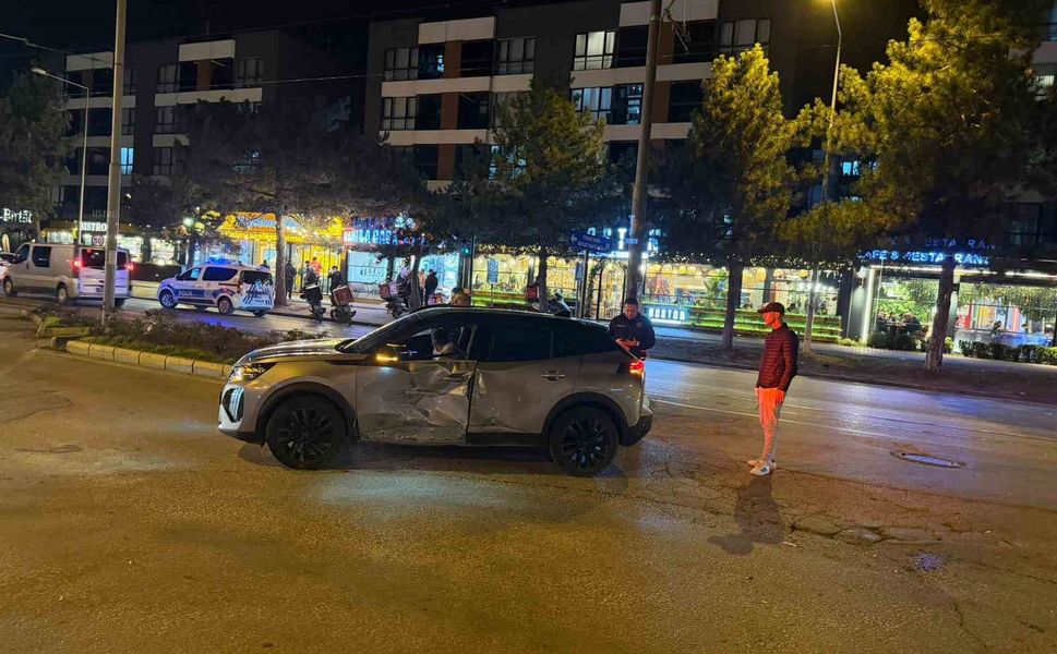 Araca yandan çarpan motosikletli yaralandı