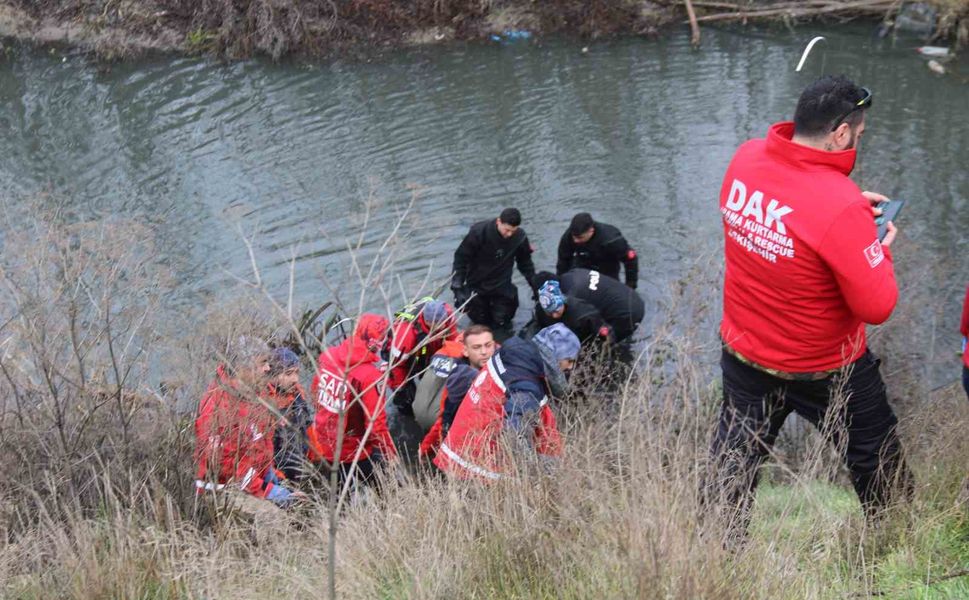 Arandığı yerden 2 kilometre ötede bulunan öğretmenin cenazesi otopsi için morga kaldırıldı
