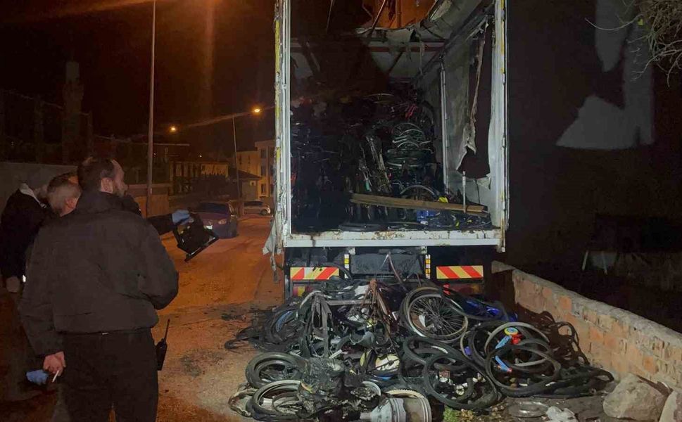 Bisiklet yüklü kamyonda çıkan yangının sebebi araştırılıyor