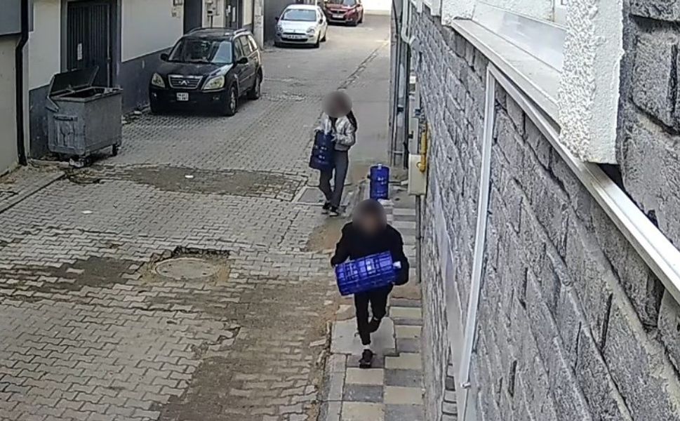 Eskişehir'de 2 çocuk apartman önündeki damacanaları çaldı