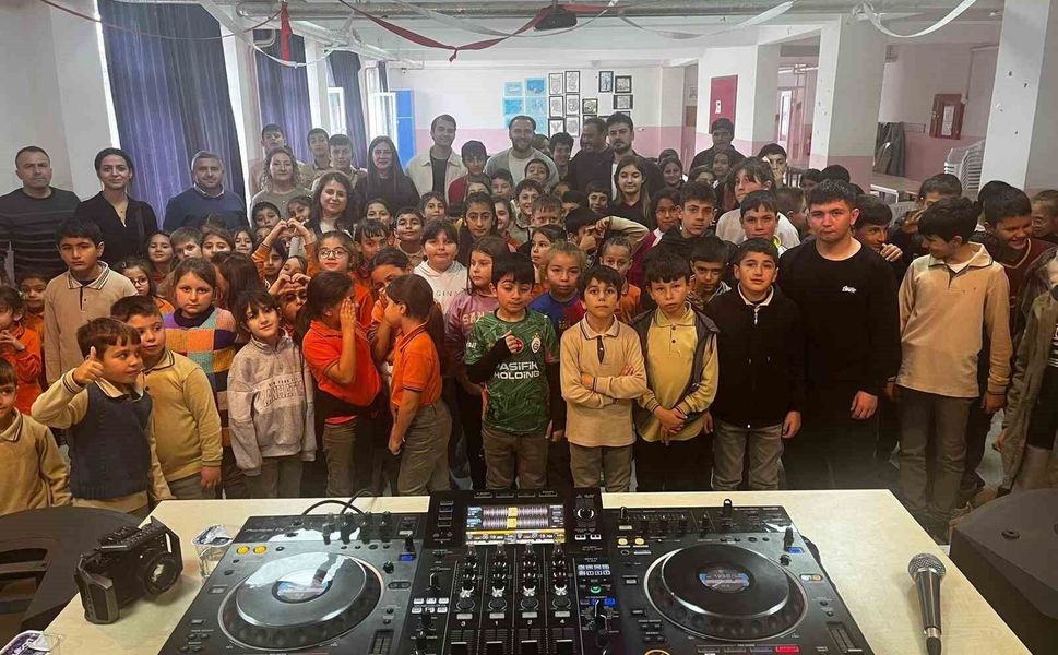 Eskişehir'de öğrenciler DJ ile buluştu