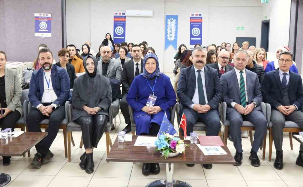 Genç kadınlar dijital dünyada güçleniyor