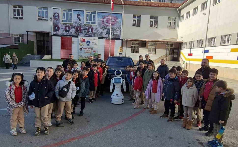 İlkokul öğrencilerine TOGG ile yerli ve milli robot tanıtıldı