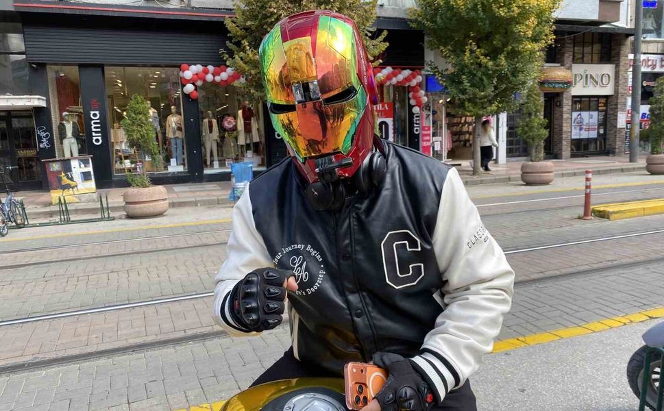 İron-Man kaskı ile dolaşan motosikletli dikkat çekiyor