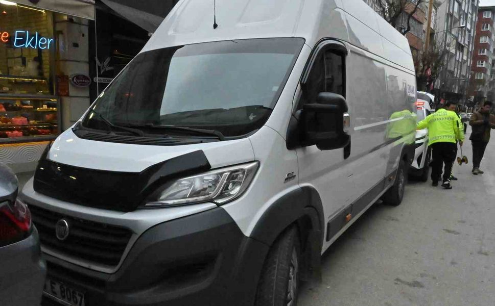 Kamyonet sol şeritte taksiden inen kadının ayağını ezdi