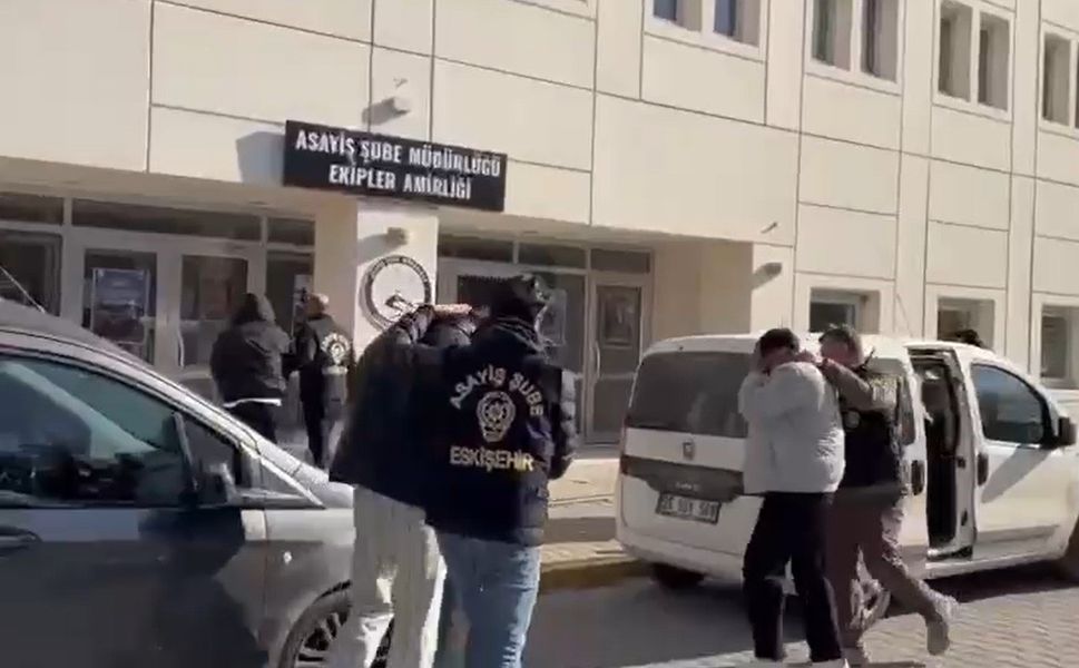 Kombi çalan 5 şüpheliden 4'ü tutuklandı