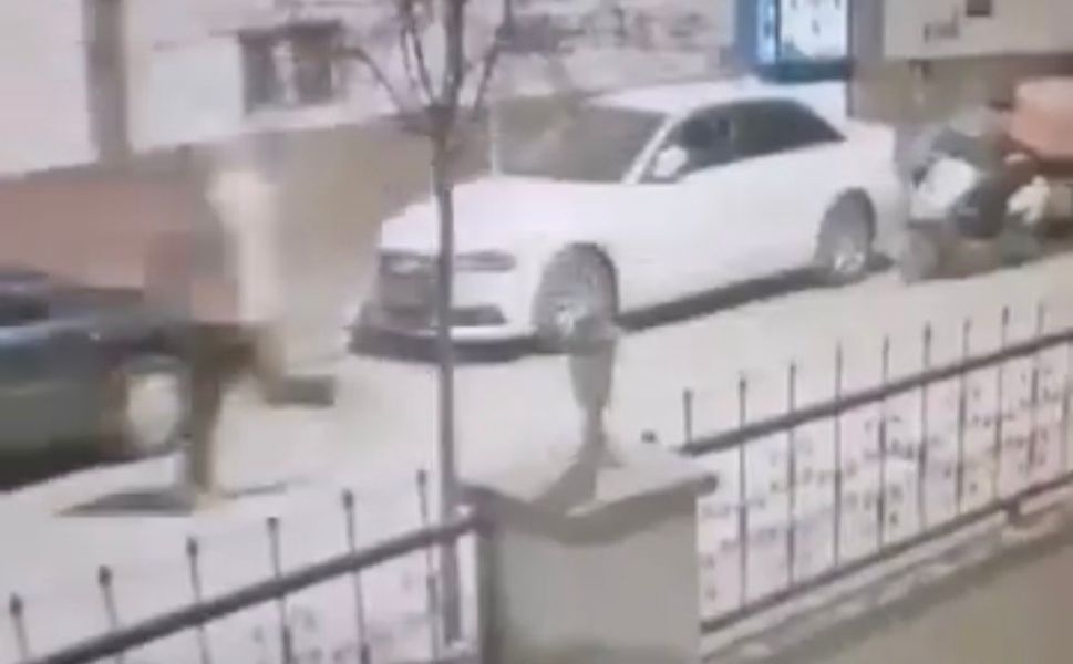 Kuryenin çantasındaki dürümü çalıp koşarak kaçtı