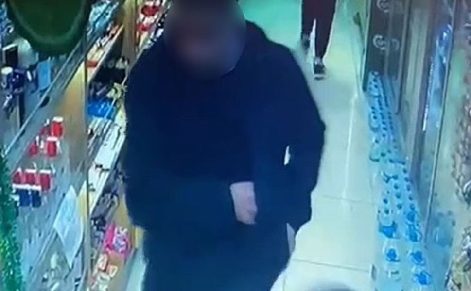 Marketten alkollü içecek çalan şahıs kameraya yakalandı