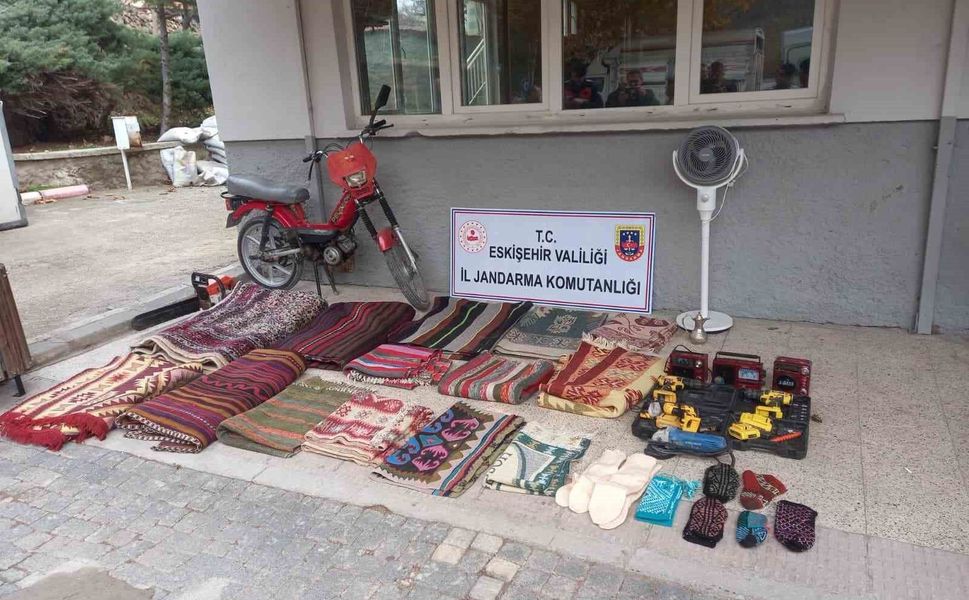 'Mezarcıyız' deyip 20 evi soyan 2 şüpheli yakalandı