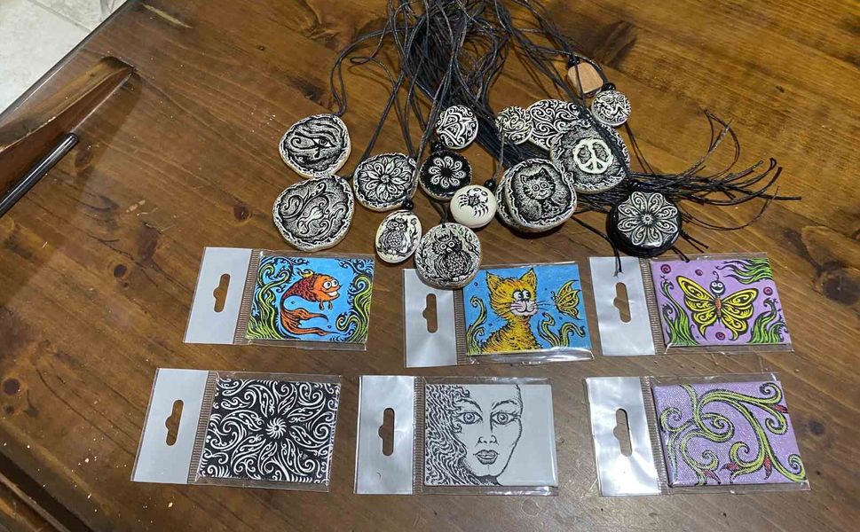 Onun karikatür çizim sevgisi bitmedi