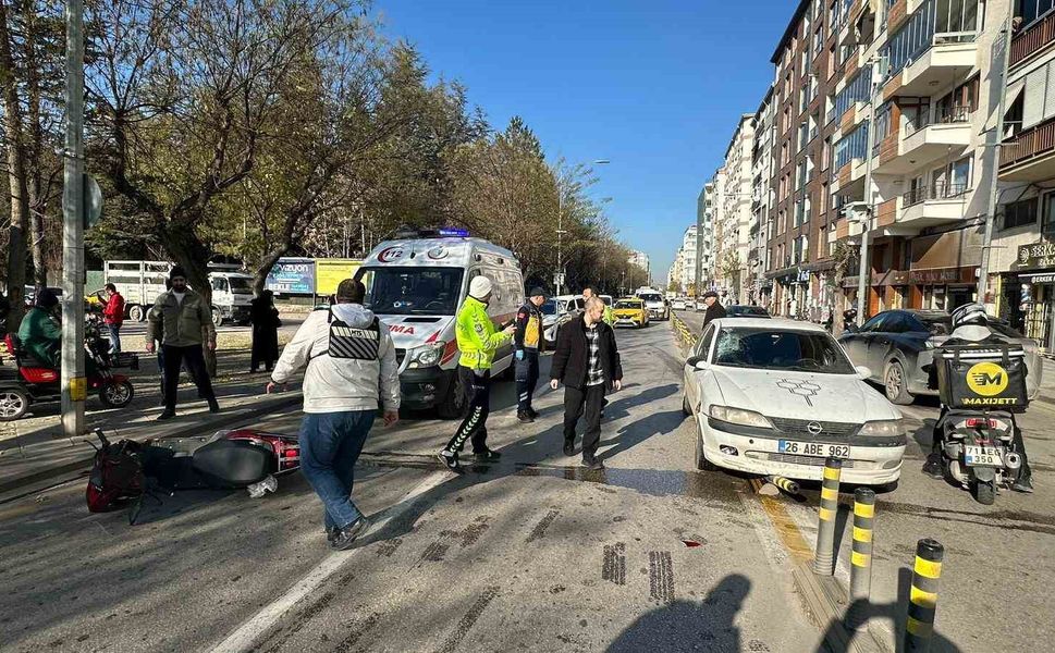 Otomobile çarpan elektrikli bisikletin sürücüsü ağır yaralandı