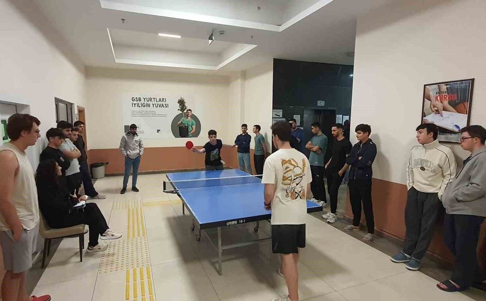 Yurtlarda kalan öğrenciler düzenlenen etkinlikler ile sosyalleşiyor