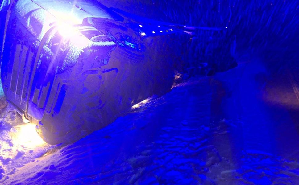 Yoğun kar yağışta kayan tır devrildi, sürücü yaralandı