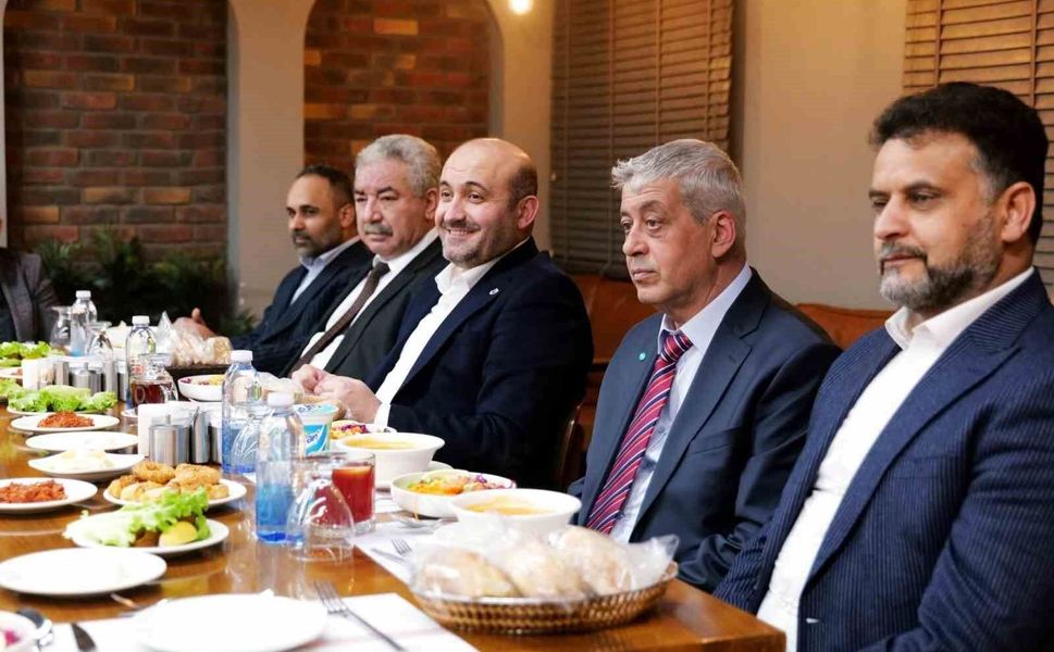 AK Parti Eskişehir İl Başkanı Albayrak'tan Demirspor'a moral yemeği