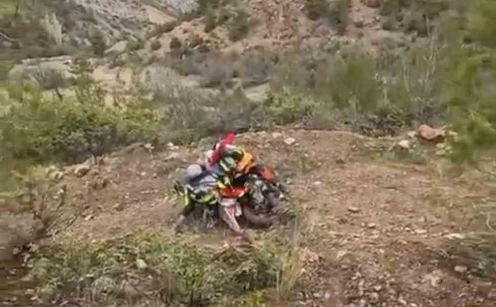 Karlı dağları cross motorlarla aşmaya çalıştılar: Zorlu yolculuk kamyonette son buldu