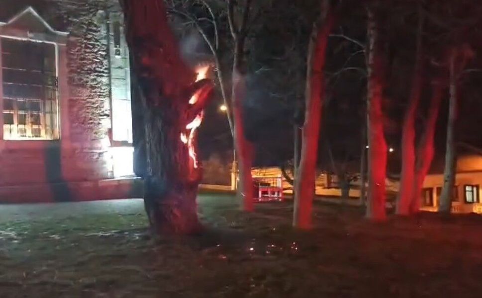 Sivrihisar Tarihi Ermeni Kilisesi önündeki tarihi ağaç ateşe verildi