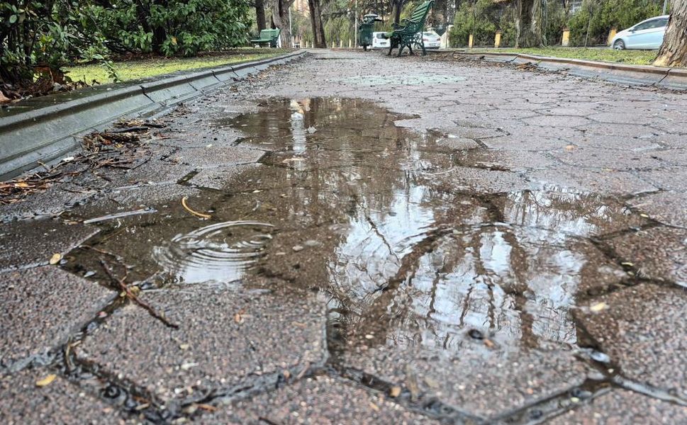 Suyla kaplanan yollar sürücülere zorluk yaşattı