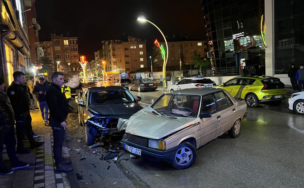 İki otomobilin çarpıştığı kazada 1 kişi yaralandı