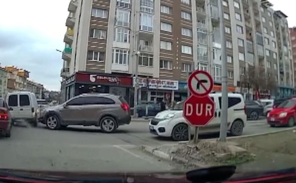 İki aracın çarpışması kameralara yansıdı