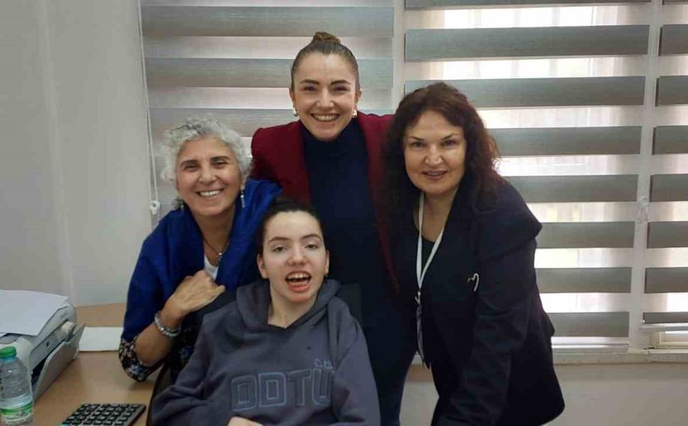 Açıköğretim Fakültesi öğrencileri Elay ve Talya'nın ilham veren başarı öyküsü