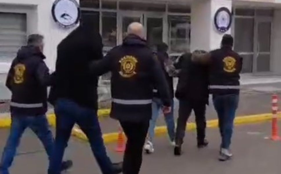 Akü firmasını sahte çek ile 6 milyon TL zarara uğratan dolandırıcılar yakalandı