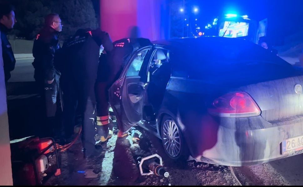 Beton kolona çarpan otomobildeki ağır yaralı şahıs hastanede hayatını kaybetti