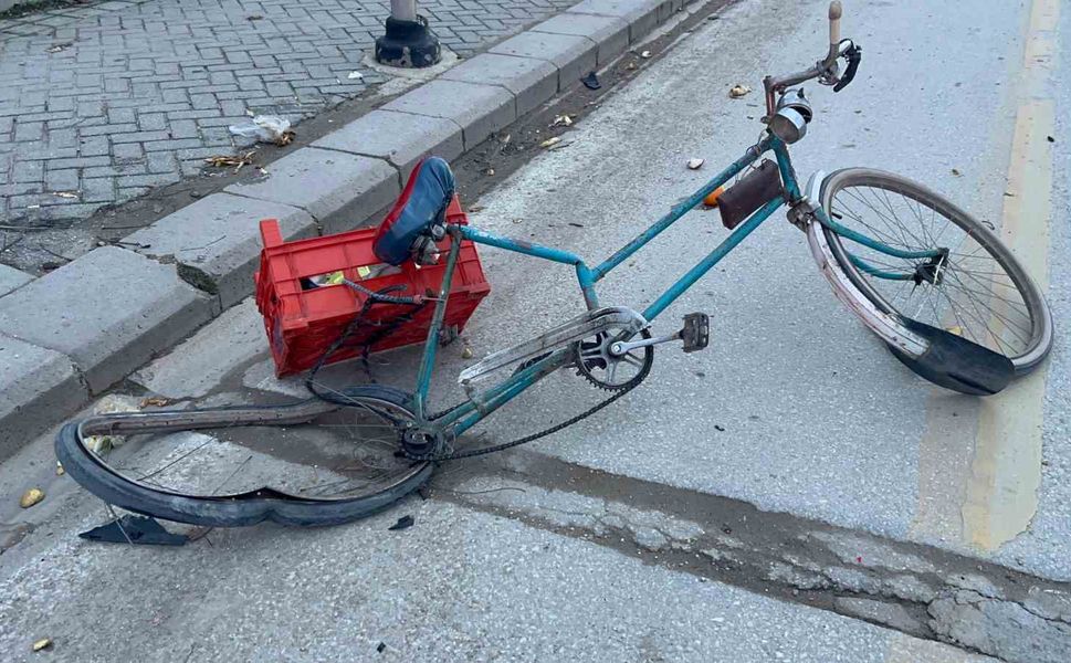 Bisikletli 72 yaşındaki vatandaşa motosiklet çarptı: 2 yaralı