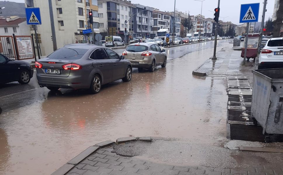 Cadde göle döndü, sürücüler zor anlar yaşadı