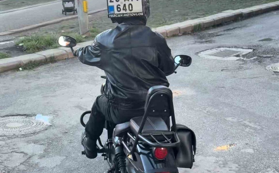 Düşen plakasını kaskına bantlayıp yoluna devam ettim