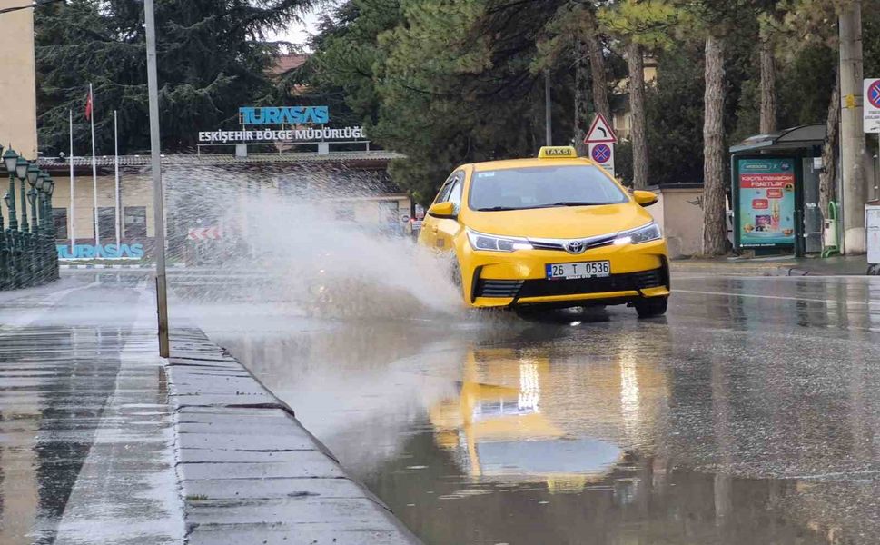 Eskişehir güne yağmurla başladı