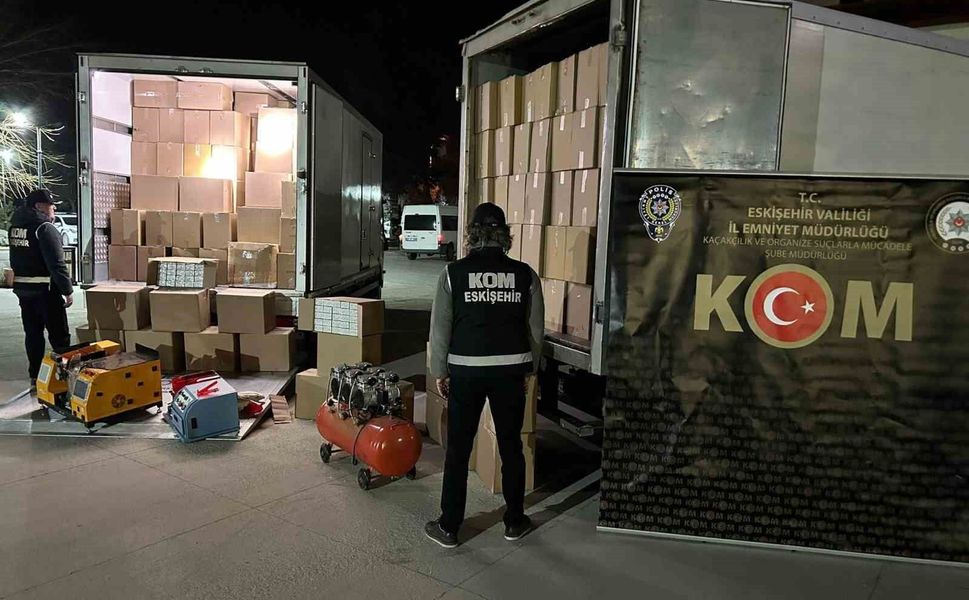 Eskişehir'de 5 milyon 800 bin makaron ve kilolarca kaçak tütün ele geçirildi