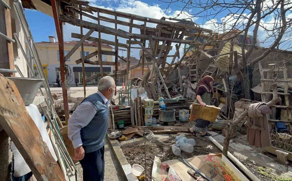 Eskişehir'de ilginç kaza; belediye ekipleri yaşlı çiftin evini adeta başına yıktı