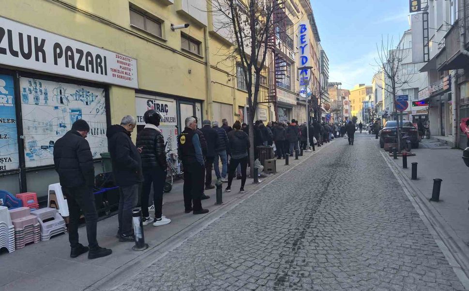Eskişehir'de ilk iftar öncesi metrelerce 'pide' kuyruğu