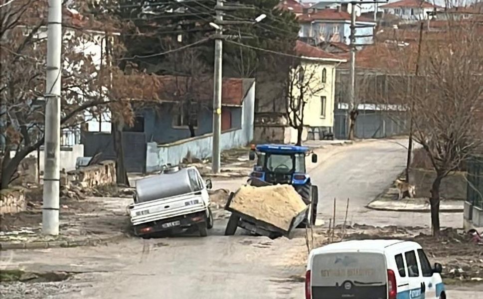 Eskişehir'de yol çöktü: 2 araça battı