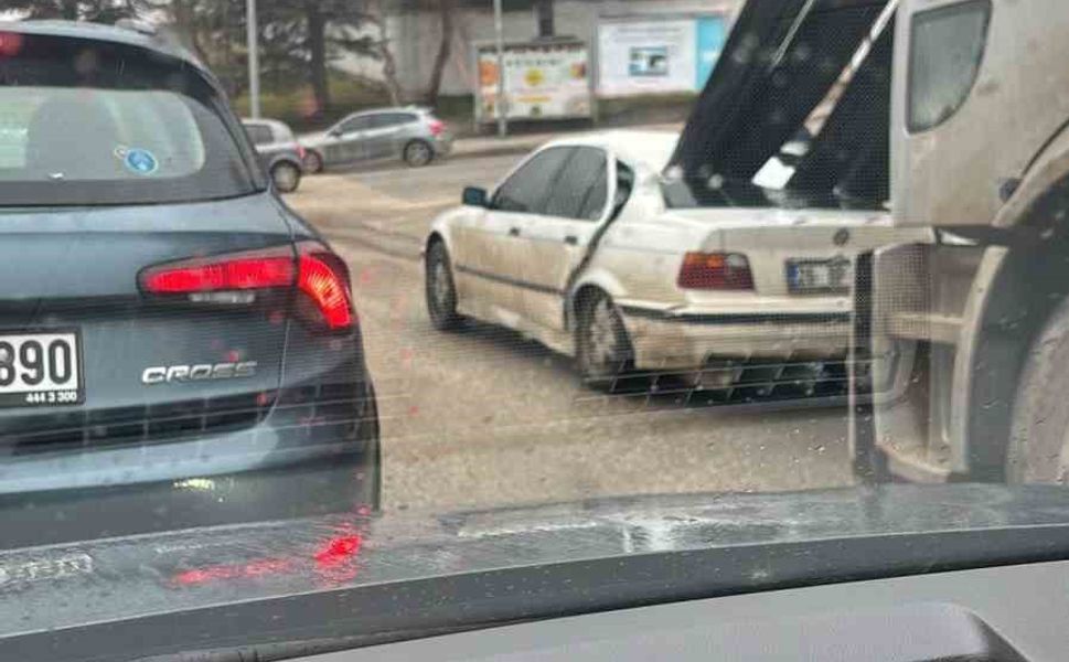 Kamyondaki demirler önündeki araca ok gibi saplandı, facia ucuz atlatıldı