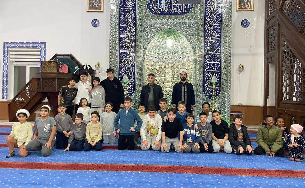 Minik kalpler camide buluştu: Tepebaşı'nda maneviyat ve oyun bir arada