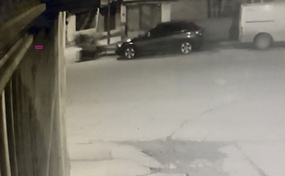 Motosiklet önce yayaya ardından duvara çarptı: 3 yaralı