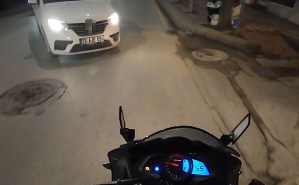 Önüne bir anda çıkan araçtan kıl payı kurtuldu