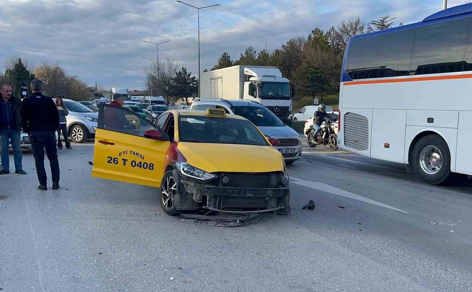 Otomobil ticari taksiye çarptı, 3 kişi yaralandı