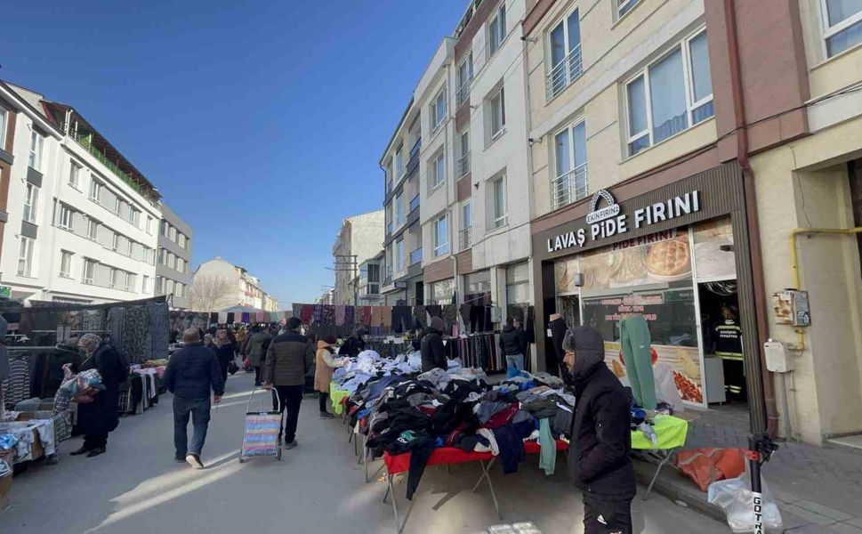 Pazar engelini aşamayan itfaiye, yangına ulaşmakta güçlük çekti