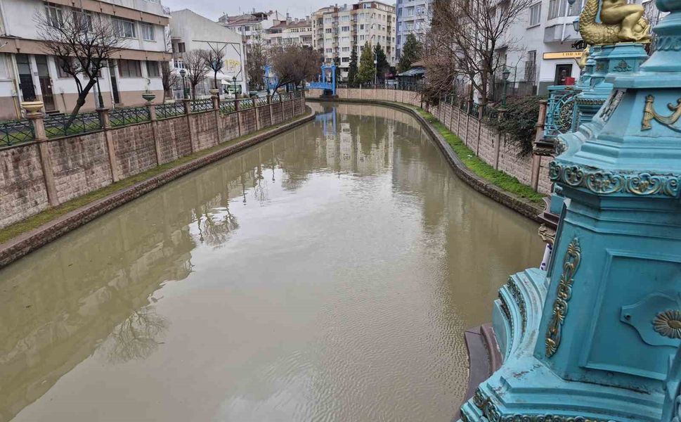 Porsuk Çayı kahverengi tonuna büründü
