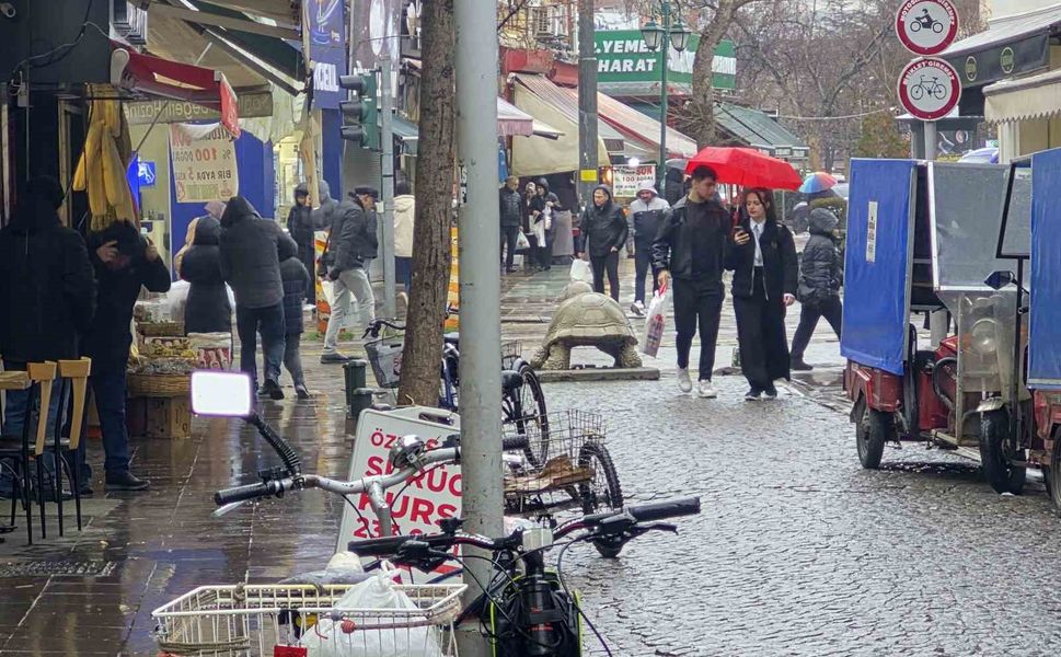 Sağanak yağış kentte etkisini gösterdi