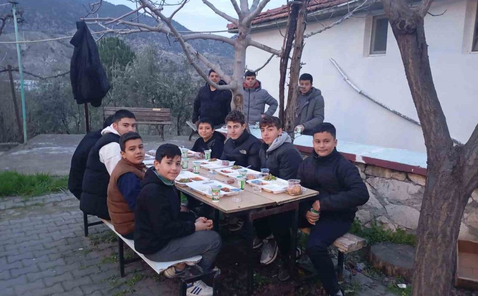 Sarıcakaya Müftüsü Altunbaş, Mayıslar Mahallesi'nde iftar sofrasına konuk oldu