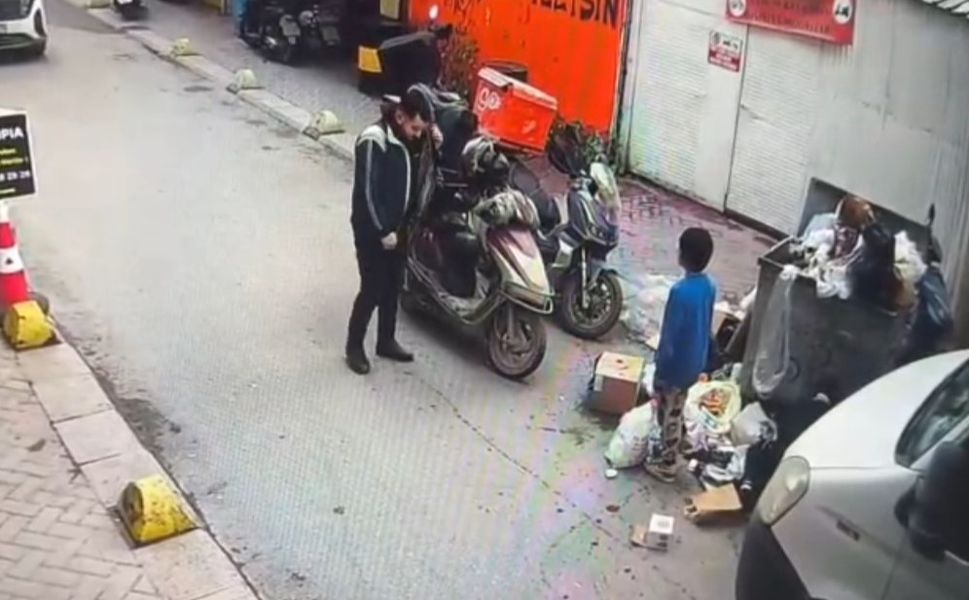 Soğukta üşüyen çocuğa ceketini çıkarıp veren kurye kameraya yansıdı