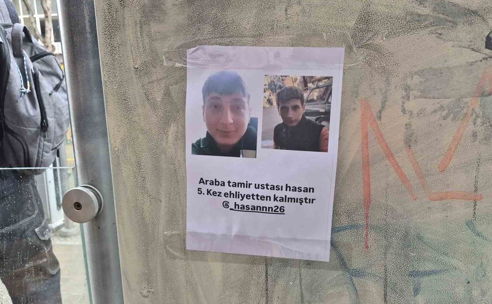 Tramvay durağına yapıştırılan ilginç kağıt dikkat çekti