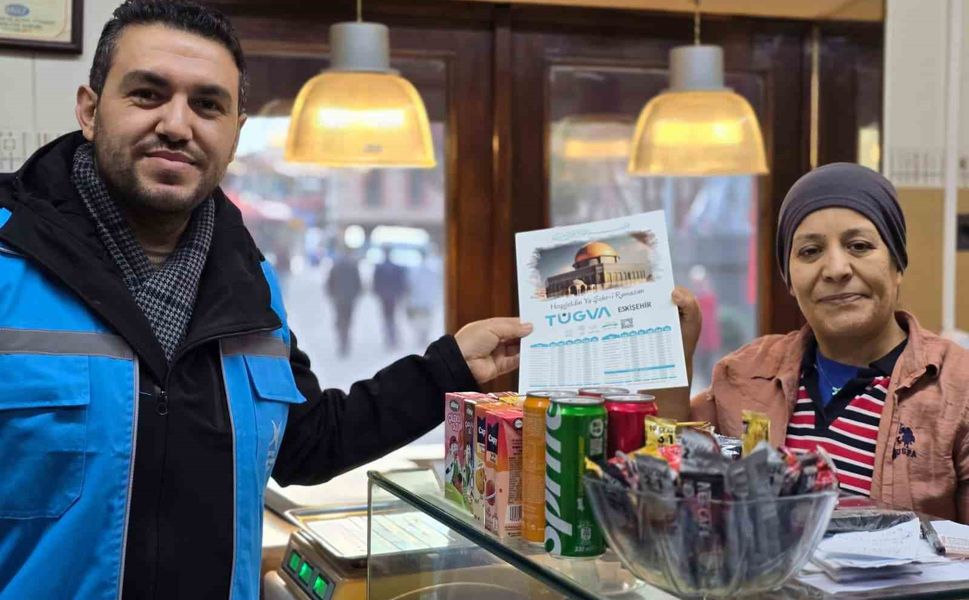 TÜGVA Eskişehir'den esnafa imsakiye dağıtımı