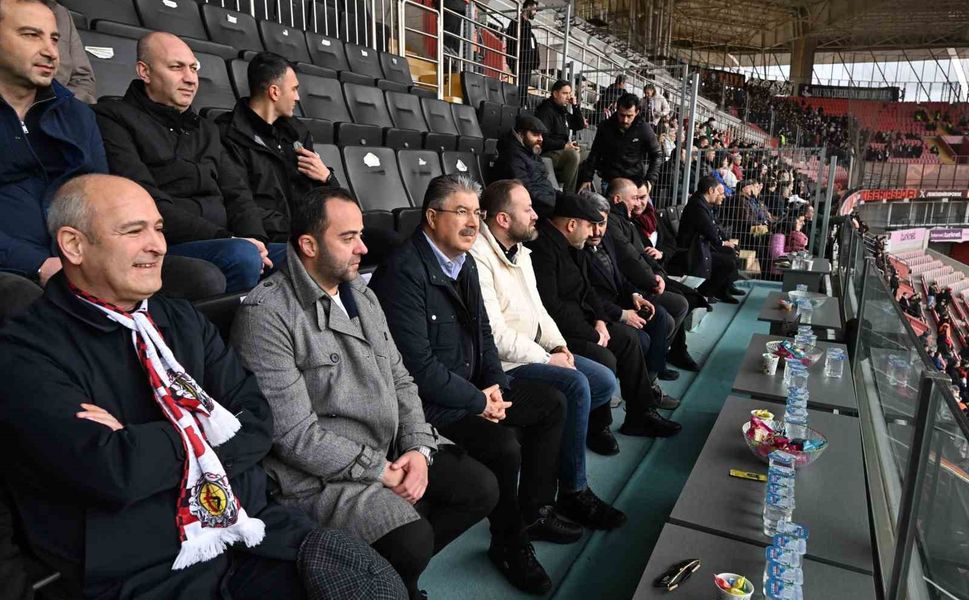 Vali Erdinç Yılmaz, Eskişehirspor'un Altay maçını tribünden takip etti